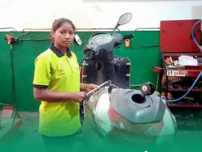 village girl from madhya pradesh who become motorbike mechanic | भारीच! छोट्याशा गावची लेक झाली मोटर मॅकेनिक; भावाच्या मृत्यूनंतर त्याचं पॅशन बनवलं स्वत:चं प्रोफेशन