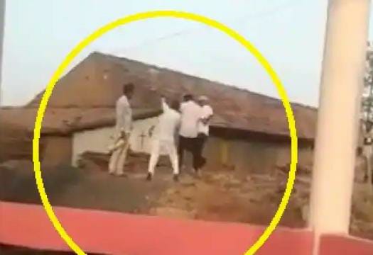 congress mla Veer Singh Bhuria beat supervisor with slippers video went viral | ...अन् काँग्रेस आमदाराला राग अनावर झाला, सुपरवायझरला थेट चपलेने केली मारहाण, Video व्हायरल