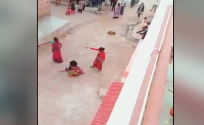 Crime News woman beaten by husband in laws for having two daughters in mahoba video recorded | संतापजनक! मुलीला जन्म दिला म्हणून महिलेला सासरच्यांनी केली लाथा-बुक्क्यांनी बेदम मारहाण Crime News woman beaten by husband in laws for having two daughters in mahoba video recorded | संतापजनक! मुलीला जन्म दिला म्हणून महिलेला सासरच्यांनी केली लाथा-बुक्क्यांनी बेदम मारहाण