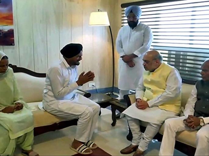 Sidhu Moosewala's father cries in front of Amit Shah, demands CBI probe into murder | सिद्धू मुसेवालाचे वडील अमित शहांसमोर ढसाढसा रडले, हत्येची सीबीआय चौकशीची मागणी