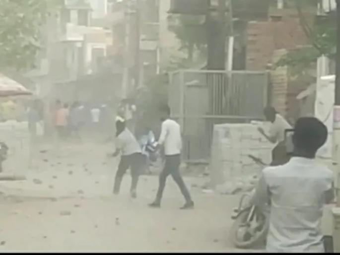 up agra communal tension update situation in tajganj thana area clash between groups stone pelting | तुफान राडा! बाईकवरून दोन गट भिडले, थेट एकमेकांच्या जीवावर उठले; केली दगडफेक up agra communal tension update situation in tajganj thana area clash between groups stone pelting | तुफान राडा! बाईकवरून दोन गट भिडले, थेट एकमेकांच्या जीवावर उठले; केली दगडफेक