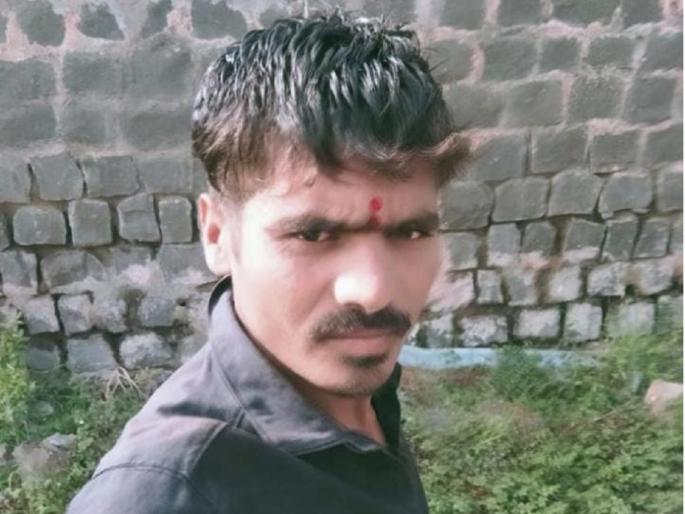 The father said, "Why is it so late to come? Only one child hanged himself." | वडील म्हणाले, यायला उशीर का झाला, एकुलत्या एक मुलाने घेतला गळफास The father said, "Why is it so late to come? Only one child hanged himself." | वडील म्हणाले, यायला उशीर का झाला, एकुलत्या एक मुलाने घेतला गळफास