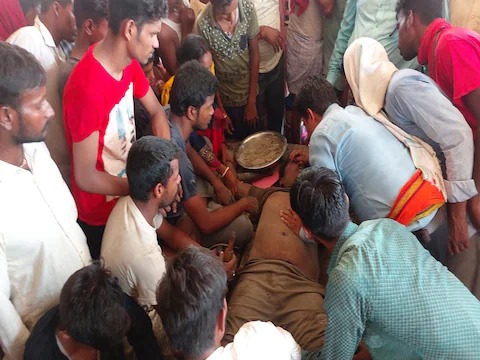 jamui superstition family members of dead man did occult to make him alive | अंधश्रद्धेचा कळस! डॉक्टरांनी मृत ठरवलं पण नातेवाईकांनी 'त्याला' जिवंत करण्यासाठी भलतंच केलं jamui superstition family members of dead man did occult to make him alive | अंधश्रद्धेचा कळस! डॉक्टरांनी मृत ठरवलं पण नातेवाईकांनी 'त्याला' जिवंत करण्यासाठी भलतंच केलं