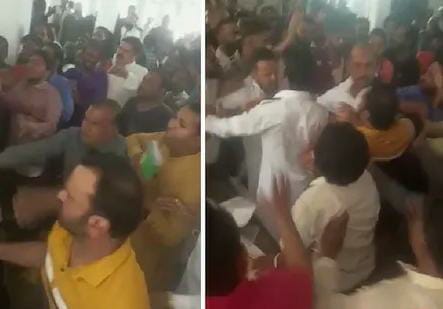 bhopal ruckus in congress meeting workers clashed with each other over ticket | काँग्रेसच्या सभेत तुफान राडा! तिकिटावरून कार्यकर्ते आपापसात भिडले; लाथा-बुक्क्यांनी केली मारहाण bhopal ruckus in congress meeting workers clashed with each other over ticket | काँग्रेसच्या सभेत तुफान राडा! तिकिटावरून कार्यकर्ते आपापसात भिडले; लाथा-बुक्क्यांनी केली मारहाण