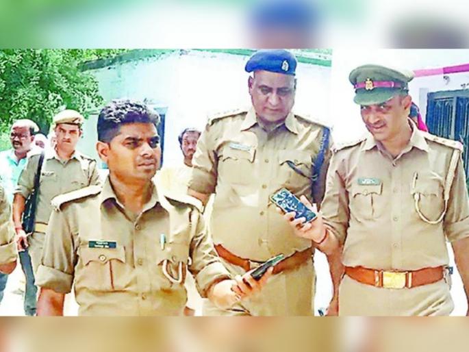 Body found hanging in school, possibility of murder | शाळेत लटकलेल्या अवस्थेत सापडला मृतदेह, घटनास्थळी सापडला मोबाईल Body found hanging in school, possibility of murder | शाळेत लटकलेल्या अवस्थेत सापडला मृतदेह, घटनास्थळी सापडला मोबाईल