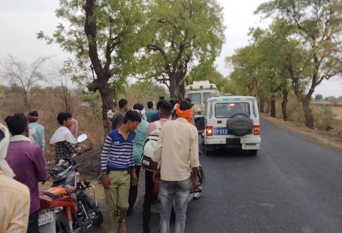Death occurred on the spot, husband and wife were hit by an unidentified vehicle while returning from a two-wheeler | जागीच झाला मृत्यू, दुचाकीवरुन पती-पत्नी परताना अज्ञात वाहनाची जोरदार धडक Death occurred on the spot, husband and wife were hit by an unidentified vehicle while returning from a two-wheeler | जागीच झाला मृत्यू, दुचाकीवरुन पती-पत्नी परताना अज्ञात वाहनाची जोरदार धडक
