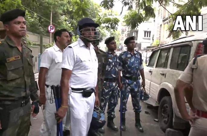 Kolkata is shaking! The police officer took the last step by firing on the woman | कोलकाता हादरलं! महिलेवर गोळीबार करून पोलीस कर्मचाऱ्याने उचललं टोकाचं पाऊल Kolkata is shaking! The police officer took the last step by firing on the woman | कोलकाता हादरलं! महिलेवर गोळीबार करून पोलीस कर्मचाऱ्याने उचललं टोकाचं पाऊल