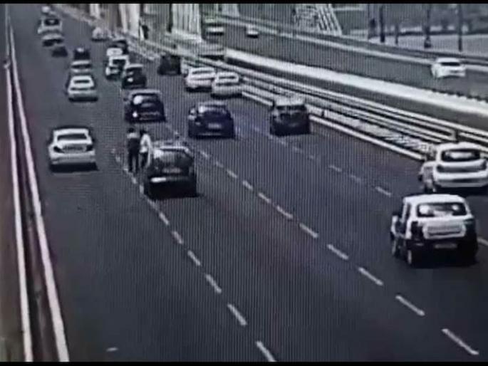 mumbai bandra worli sea link cctv footage death taxi fir police | पक्ष्याला वाचवण्याच्या नादात दोघांनी गमावला जीव; सी लिंकवरील अपघाताचा थरकाप उडवणारा Video mumbai bandra worli sea link cctv footage death taxi fir police | पक्ष्याला वाचवण्याच्या नादात दोघांनी गमावला जीव; सी लिंकवरील अपघाताचा थरकाप उडवणारा Video