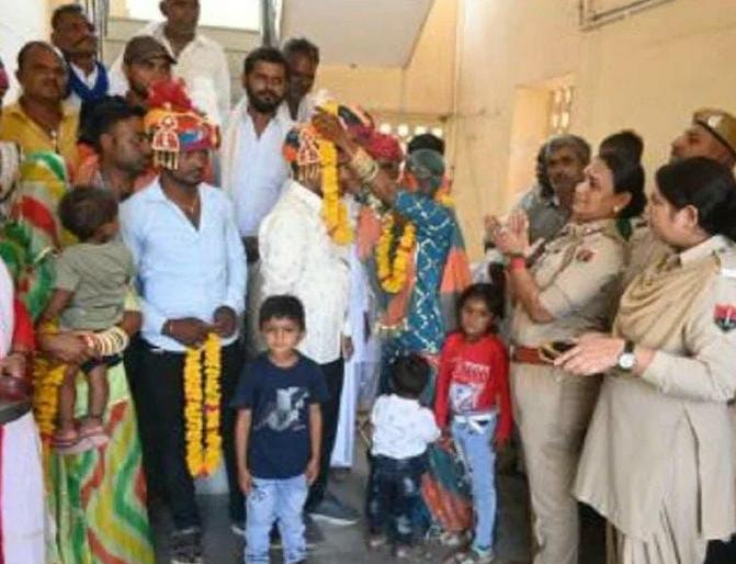 remarriage of two couples after 7 years at mahila police station daijer in presence of children jodhpur | 7 वर्षांनंतर 'त्या' दोन जोडप्यांनी पुन्हा केलं लग्न; मुलं झाली वऱ्हाडी तर पोलिसांनी केलं कन्यादान remarriage of two couples after 7 years at mahila police station daijer in presence of children jodhpur | 7 वर्षांनंतर 'त्या' दोन जोडप्यांनी पुन्हा केलं लग्न; मुलं झाली वऱ्हाडी तर पोलिसांनी केलं कन्यादान
