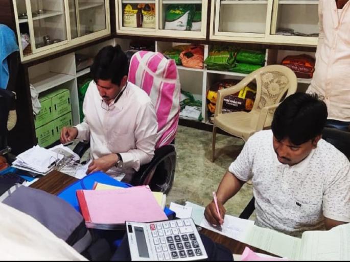 Action against those who sell fertilizer at inflated prices; Licenses of two shops suspended in Sillod | चढ्या भावाने खत विक्री करणाऱ्यांना दणका; सिल्लोडमध्ये दोन दुकानांचे परवाने निलंबित Action against those who sell fertilizer at inflated prices; Licenses of two shops suspended in Sillod | चढ्या भावाने खत विक्री करणाऱ्यांना दणका; सिल्लोडमध्ये दोन दुकानांचे परवाने निलंबित
