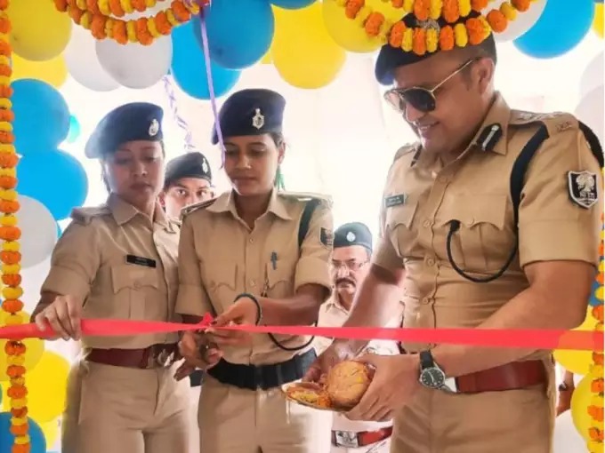 kosi dig shivdeep lande inaugurated police station chaukidar and women constable in saharsa | Shivdeep Lande : कडक सॅल्यूट! महिला कॉन्स्टेबल, हवालदाराला दिला उद्घाटनाचा मान; IPS शिवदीप लांडेंचा दिलदारपणा kosi dig shivdeep lande inaugurated police station chaukidar and women constable in saharsa | Shivdeep Lande : कडक सॅल्यूट! महिला कॉन्स्टेबल, हवालदाराला दिला उद्घाटनाचा मान; IPS शिवदीप लांडेंचा दिलदारपणा