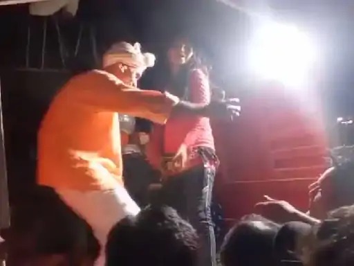 deoria old man died while dancing with dancer and doing stunt video | हृदयद्रावक! लग्नात आनंदाने नाचत होते काका पण अचानक...; कॅमेऱ्यात कैद झाला 'मृत्यू' deoria old man died while dancing with dancer and doing stunt video | हृदयद्रावक! लग्नात आनंदाने नाचत होते काका पण अचानक...; कॅमेऱ्यात कैद झाला 'मृत्यू'