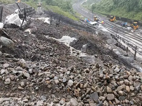 Assam Rain assam fresh landslides and heavy rains in guwahati | Assam Rain : हाहाकार! आसामला पावसाचा तडाखा, मुसळधार पावसामुळे भूस्खलन, पुरामुळे परिस्थिती गंभीर Assam Rain assam fresh landslides and heavy rains in guwahati | Assam Rain : हाहाकार! आसामला पावसाचा तडाखा, मुसळधार पावसामुळे भूस्खलन, पुरामुळे परिस्थिती गंभीर