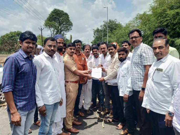 Rastaroko agitation on behalf of journalists on Digambar Shirale's death | 'वाहनचालक, अधिकाऱ्यांवर कारवाई करा'; डिगांबर शिराळे मृत्यूप्रकरणी पत्रकार संघाचे रास्तारोको Rastaroko agitation on behalf of journalists on Digambar Shirale's death | 'वाहनचालक, अधिकाऱ्यांवर कारवाई करा'; डिगांबर शिराळे मृत्यूप्रकरणी पत्रकार संघाचे रास्तारोको