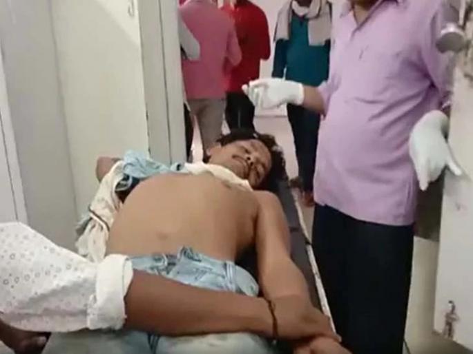 Making a good meal was expensive, the accused cut his fingers with an axe | चांगलं जेवण बनवणं कुकला पडलं महागात, आरोपीने कुऱ्हाडीने कापली बोटे Making a good meal was expensive, the accused cut his fingers with an axe | चांगलं जेवण बनवणं कुकला पडलं महागात, आरोपीने कुऱ्हाडीने कापली बोटे