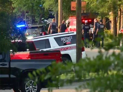 Crime News america multiple people were shot at alabama church shooting suspect taken into custody | अमेरिका पुन्हा हादरली! अल्बामाच्या चर्चमध्ये अंदाधुंद गोळीबार; एकाचा मृत्यू, अनेक गंभीर जखमी Crime News america multiple people were shot at alabama church shooting suspect taken into custody | अमेरिका पुन्हा हादरली! अल्बामाच्या चर्चमध्ये अंदाधुंद गोळीबार; एकाचा मृत्यू, अनेक गंभीर जखमी
