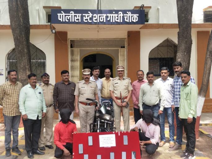 Two arrested for snatching mobile phones; 1 lakh 93 thousand items including 8 mobiles confiscated | माेबाईल हिसकावून घेऊन जाणाऱ्या दोघांना अटक; ८ मोबाईलसह १ लाख ९३ हजारांचा मुद्देमाल जप्त