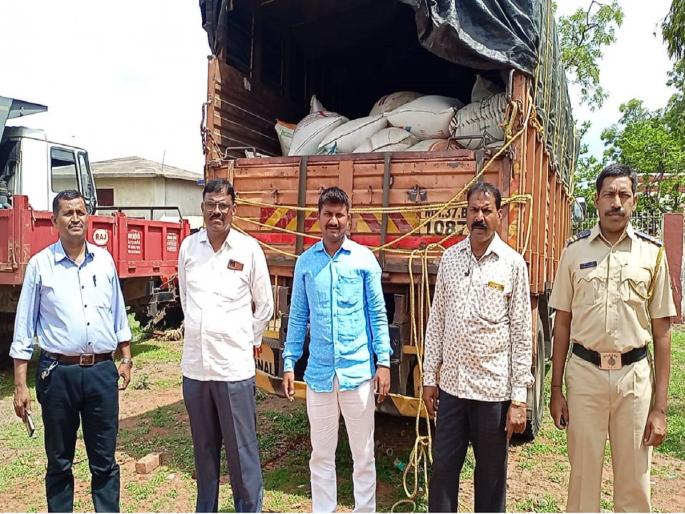 Goods from the ration shop on the black market; 185 bags seized along with vehicles | गरिबांसाठीच्या स्वस्त धान्य दुकानातील माल काळ्या बाजारात; १८५ पोती वाहनांसह जप्त Goods from the ration shop on the black market; 185 bags seized along with vehicles | गरिबांसाठीच्या स्वस्त धान्य दुकानातील माल काळ्या बाजारात; १८५ पोती वाहनांसह जप्त