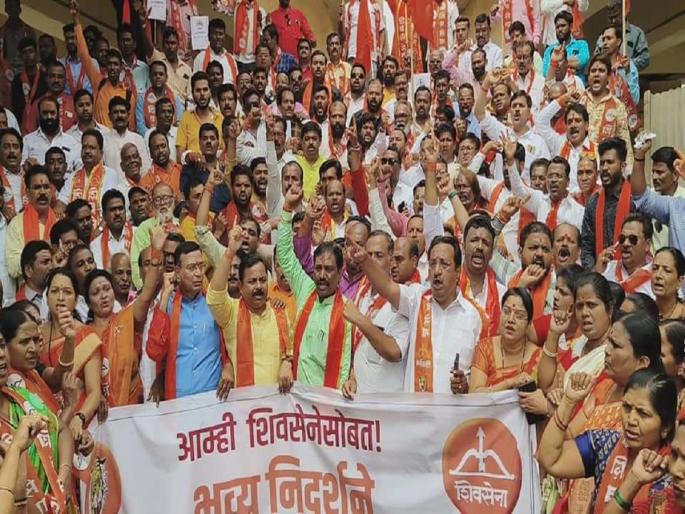 'We are with Shiv Sena'; Shiv Sainiks protest against rebels at Kranti Chowk | 'आम्ही शिवसेनेसोबत'; क्रांतीचौकात शिवसैनिकांचे बंडखोरांच्या विरोधात निदर्शने 'We are with Shiv Sena'; Shiv Sainiks protest against rebels at Kranti Chowk | 'आम्ही शिवसेनेसोबत'; क्रांतीचौकात शिवसैनिकांचे बंडखोरांच्या विरोधात निदर्शने
