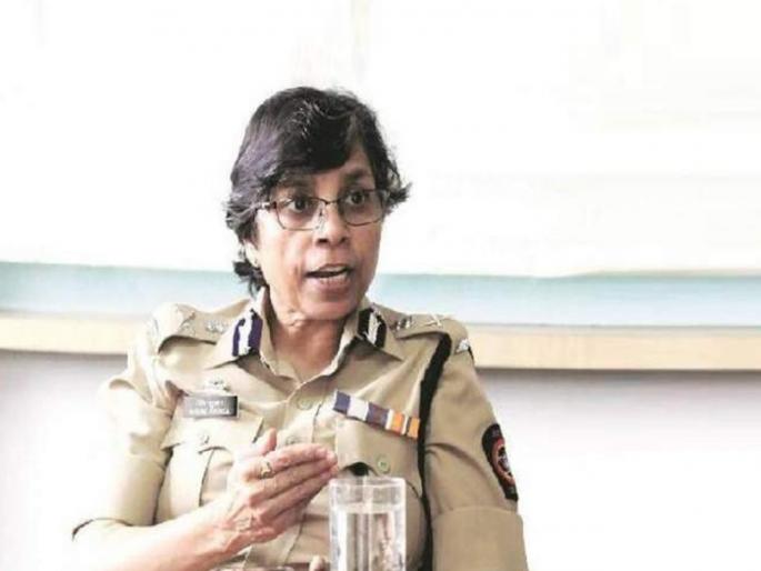 Mumbai High Court grants relief to Rashmi Shukla in phone tapping case | रश्मी शुक्ला यांना फोन टॅपिंग प्रकरणात दिलासा, मुंबई हायकोर्टाने अटकेपासून दिले संरक्षण Mumbai High Court grants relief to Rashmi Shukla in phone tapping case | रश्मी शुक्ला यांना फोन टॅपिंग प्रकरणात दिलासा, मुंबई हायकोर्टाने अटकेपासून दिले संरक्षण