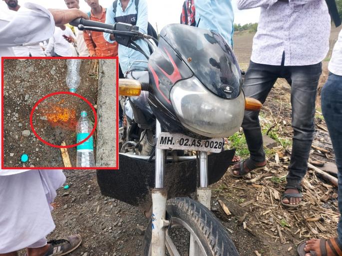 farmers Sweat money was stolen; Three and a half lakh rupees were looted by throwing pepper in farmers eye | भररस्त्यात डोळ्यात मिरची टाकून शेतकऱ्याचे साडेतीन लाख रुपये लुटले farmers Sweat money was stolen; Three and a half lakh rupees were looted by throwing pepper in farmers eye | भररस्त्यात डोळ्यात मिरची टाकून शेतकऱ्याचे साडेतीन लाख रुपये लुटले