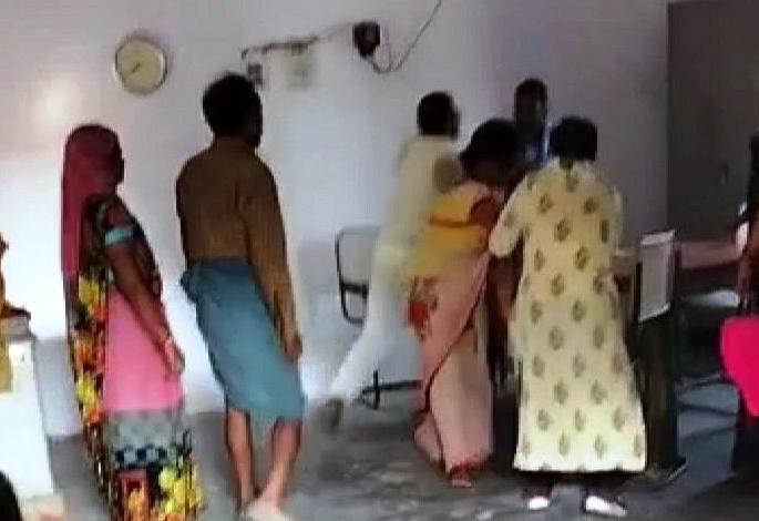 Video absent imposed on being late for 10 minutes if protested 5 shoes hit on the head | Video - संतापजनक! सरकारी शाळेच्या मुख्याध्यापकाकडून महिला शिक्षिकेला चपलेने मारहाण Video absent imposed on being late for 10 minutes if protested 5 shoes hit on the head | Video - संतापजनक! सरकारी शाळेच्या मुख्याध्यापकाकडून महिला शिक्षिकेला चपलेने मारहाण