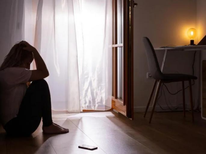 The mechanic took a private photo of the woman from the locked phone, then made a post | मेकॅनिकने लॉक केलेल्या फोनमधून महिलेचे न्यूड फोटो काढले, नंतर केले पोस्ट