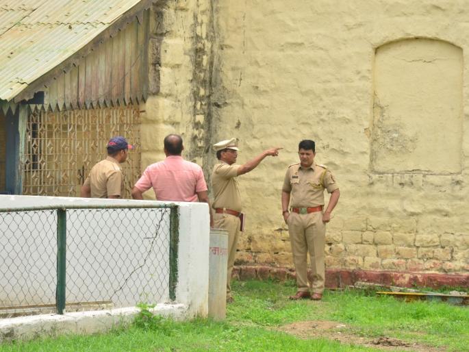 ‘Jailbreak’ in Amravati; Three aacused absconding through the jail security system of the jail | अमरावतीत ‘जेलब्रेक’; कारागृहाची पोलादी सुरक्षा व्यवस्था भेदून तीन कैदी पळाले ‘Jailbreak’ in Amravati; Three aacused absconding through the jail security system of the jail | अमरावतीत ‘जेलब्रेक’; कारागृहाची पोलादी सुरक्षा व्यवस्था भेदून तीन कैदी पळाले