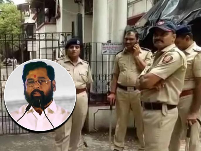Security has been rise up outside Eknath Shinde's house and police have been deployed on all four sides of the bungalow | एकनाथ शिंदे यांच्या घराबाहेरील सुरक्षा वाढवली, बंगल्याच्या चारही बाजूला पोलीस तैनात Security has been rise up outside Eknath Shinde's house and police have been deployed on all four sides of the bungalow | एकनाथ शिंदे यांच्या घराबाहेरील सुरक्षा वाढवली, बंगल्याच्या चारही बाजूला पोलीस तैनात