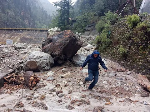 Himachal Pradesh monsoon rain cloud burst in kullu camping sight and 4 person swept away in manikarn valley | हिमाचल प्रदेशमध्ये पावसाचं रौद्ररुप! मणिकर्णमध्ये ढगफुटी, 4 जण बेपत्ता; घराचं मोठं नुकसान Himachal Pradesh monsoon rain cloud burst in kullu camping sight and 4 person swept away in manikarn valley | हिमाचल प्रदेशमध्ये पावसाचं रौद्ररुप! मणिकर्णमध्ये ढगफुटी, 4 जण बेपत्ता; घराचं मोठं नुकसान
