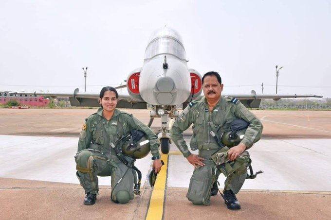 air commodore sanjay sharma created history with daughter flying officer ananya sharma | अभिमानास्पद! बाप-लेकीची उत्तुंग भरारी; हवाई दलाच्या इतिहासात केली नेत्रदिपक कामगिरी