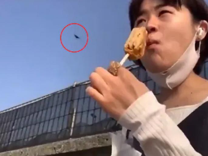 Social Viral: Eagle blew away ice cream from the hands of a girl, Must watch this funny video  | बघता बघता आईस्क्रिम उडून गेलं भुर्रर्र, बघा आईस्क्रिम खाताना कशी भलतीच झाली गंमत, व्हायरल व्हिडिओ