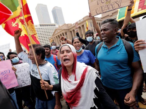 record inflation and kyrocketing prices leave over 6 million srilankans food insecure | महागाईचा आगडोंब! श्रीलंकेतील 62 लाख लोक करताहेत उपासमारीचा सामना, रिपोर्टमध्ये खुलासा record inflation and kyrocketing prices leave over 6 million srilankans food insecure | महागाईचा आगडोंब! श्रीलंकेतील 62 लाख लोक करताहेत उपासमारीचा सामना, रिपोर्टमध्ये खुलासा