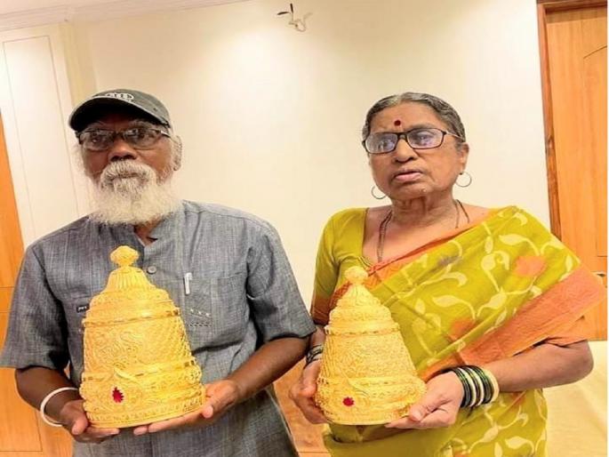 Vitthal-Rukmini received a gold crown of one crore by an old merchant from Umari | विठ्ठल-रुक्मिणीला उमरीच्या व्यापाऱ्याकडून एक कोटींचे सुवर्ण मुकुट; पंढरपुरात करणार अर्पण Vitthal-Rukmini received a gold crown of one crore by an old merchant from Umari | विठ्ठल-रुक्मिणीला उमरीच्या व्यापाऱ्याकडून एक कोटींचे सुवर्ण मुकुट; पंढरपुरात करणार अर्पण