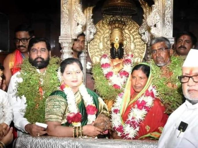 beed murli nawale honor to mahapuja ashadhi ekadashi with cm eknath shinde pandharpur | मानाचे वारकरी! बीडच्या शेतकरी दाम्पत्याला मिळाला मुख्यमंत्र्यांसमवेत विठ्ठलाच्या आरतीचा मान beed murli nawale honor to mahapuja ashadhi ekadashi with cm eknath shinde pandharpur | मानाचे वारकरी! बीडच्या शेतकरी दाम्पत्याला मिळाला मुख्यमंत्र्यांसमवेत विठ्ठलाच्या आरतीचा मान