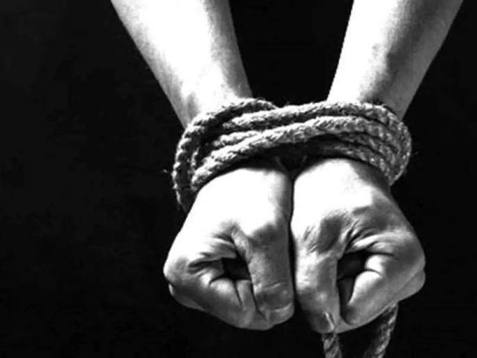 Refusing to marry after sugar box, young girl kidnaps Judge's Steno at gunpoint | साखरपुड्यानंतर लग्नास नकार देत होता, तरुणीने बंदुकीच्या धाकावर जजच्या स्टेनोचे केले अपहरण Refusing to marry after sugar box, young girl kidnaps Judge's Steno at gunpoint | साखरपुड्यानंतर लग्नास नकार देत होता, तरुणीने बंदुकीच्या धाकावर जजच्या स्टेनोचे केले अपहरण