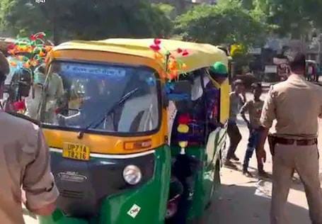 fatehpur 27 people riding on one auto rickshaw in fatehpur video viral in social media | Video - अरे देवा! तीन, चार नव्हे तर रिक्षातून बाहेर पडले तब्बल 27 जण; पोलीसही झाले हैराण fatehpur 27 people riding on one auto rickshaw in fatehpur video viral in social media | Video - अरे देवा! तीन, चार नव्हे तर रिक्षातून बाहेर पडले तब्बल 27 जण; पोलीसही झाले हैराण
