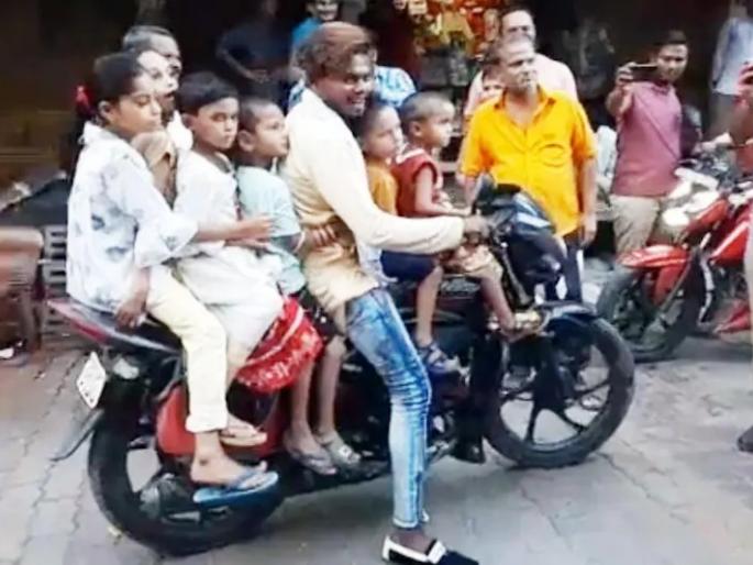 Seven people were walking on the bike, the traffic police stopped and they replied ... Sir, we are going to eat ice cream. | बाईकवर सात जण चालले होते, ट्रॅफिक पोलिसांनी थांबवले तर उत्तर दिले... Seven people were walking on the bike, the traffic police stopped and they replied ... Sir, we are going to eat ice cream. | बाईकवर सात जण चालले होते, ट्रॅफिक पोलिसांनी थांबवले तर उत्तर दिले...