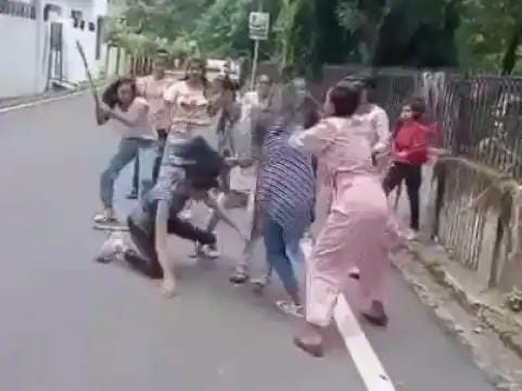 Video two girls fight on road for one boyfriend dragged by holding hair attacked with sticks haldwani | Video - तुफान राडा! एकाच बॉयफ्रेंडसाठी 2 तरुणी भिडल्या, एकमेकींच्या झिंज्या उपटल्या अन्... Video two girls fight on road for one boyfriend dragged by holding hair attacked with sticks haldwani | Video - तुफान राडा! एकाच बॉयफ्रेंडसाठी 2 तरुणी भिडल्या, एकमेकींच्या झिंज्या उपटल्या अन्...