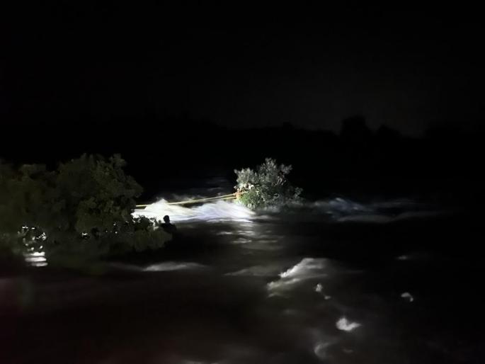 District administration succeeded in rescuing 9 tourists stuck in dry river bed | सुकी नदी पात्रात अडकलेल्या 9 पर्यटकांना वाचवण्यात जिल्हा प्रशासनास यश District administration succeeded in rescuing 9 tourists stuck in dry river bed | सुकी नदी पात्रात अडकलेल्या 9 पर्यटकांना वाचवण्यात जिल्हा प्रशासनास यश