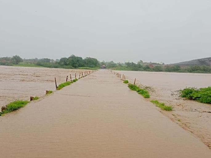 Purna River floods; Jalgaon Jamod, Sangrampur lost contact | पूर्णा नदीला पूर; जळगाव जामोद, संग्रामपूरचा संपर्क तुटला