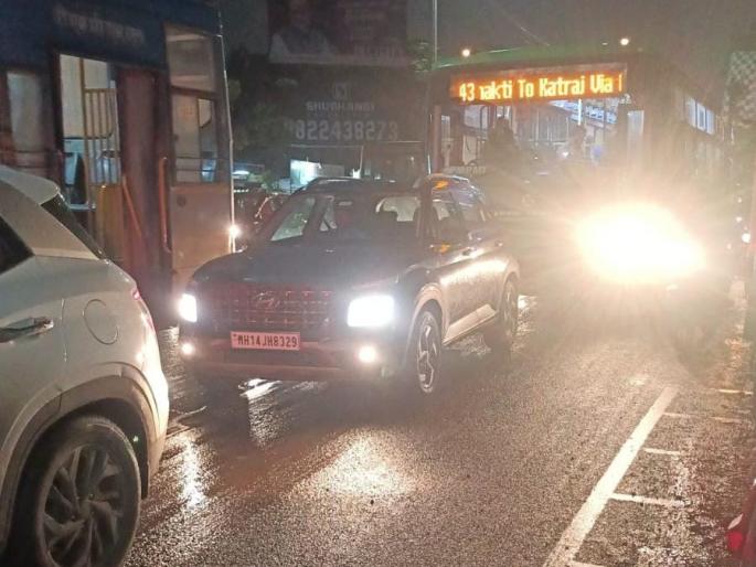 In Hinjewadi, vehicles queued up to two kilometers due to traffic congestion | हिंजवडीत वाहतूक कोंडीमुळे वाहनांच्या दोन किलोमीटरपर्यंत रांगा In Hinjewadi, vehicles queued up to two kilometers due to traffic congestion | हिंजवडीत वाहतूक कोंडीमुळे वाहनांच्या दोन किलोमीटरपर्यंत रांगा