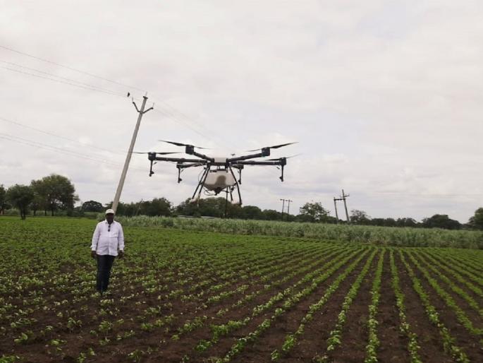 Addition of Technology to Agriculture; Time and cost saving by drone spraying of pesticide on crops | शेतीला तंत्रज्ञानाची जोड; पिकावर ड्रोनद्वारे कीटकनाशकाच्या फवारणीने वेळ आणि खर्चाची बचत Addition of Technology to Agriculture; Time and cost saving by drone spraying of pesticide on crops | शेतीला तंत्रज्ञानाची जोड; पिकावर ड्रोनद्वारे कीटकनाशकाच्या फवारणीने वेळ आणि खर्चाची बचत