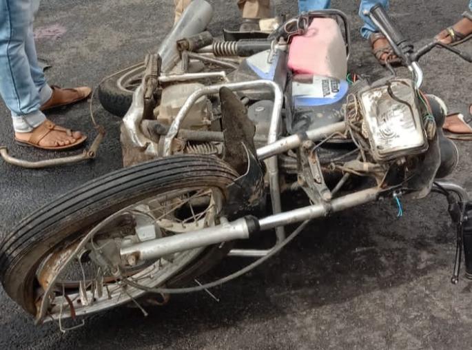 Two bikes collide head-on; Two died on the spot and two seriously | दोन दुचाकींची समोरासमोर धडक; दोनजणांचा जागीच मृत्यू तर दोनजण गंभीर Two bikes collide head-on; Two died on the spot and two seriously | दोन दुचाकींची समोरासमोर धडक; दोनजणांचा जागीच मृत्यू तर दोनजण गंभीर