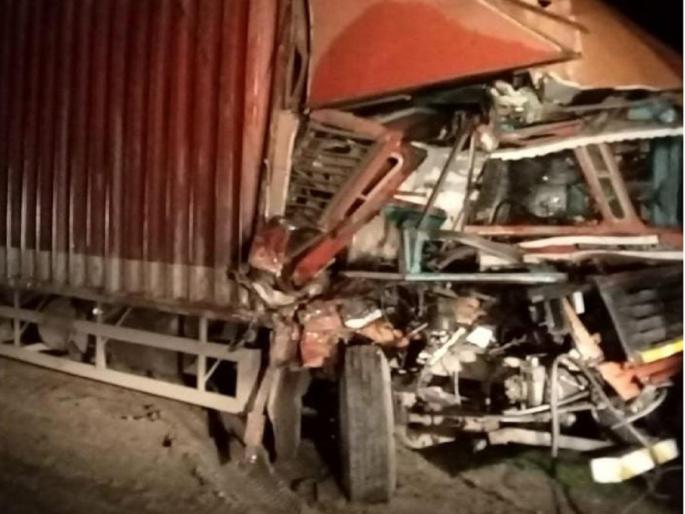 A container hit a truck stalled on the bypass; Driver killed | बायपासवर बंद पडलेल्या ट्रकवर कंटेनर धडकले; चालक ठार A container hit a truck stalled on the bypass; Driver killed | बायपासवर बंद पडलेल्या ट्रकवर कंटेनर धडकले; चालक ठार