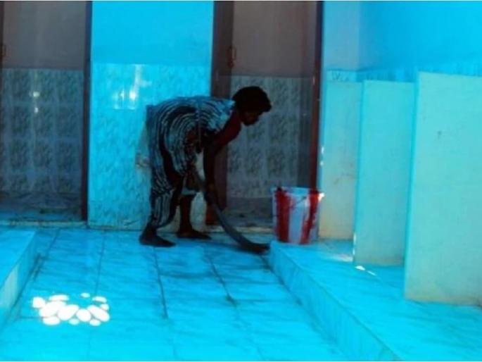 'The teacher cleans the toilet', a class VIII student made a serious allegation | 'शिक्षक शौचालय साफ करून घेतात', इयत्ता आठवीच्या विद्यार्थ्याने केला गंभीर आरोप 'The teacher cleans the toilet', a class VIII student made a serious allegation | 'शिक्षक शौचालय साफ करून घेतात', इयत्ता आठवीच्या विद्यार्थ्याने केला गंभीर आरोप