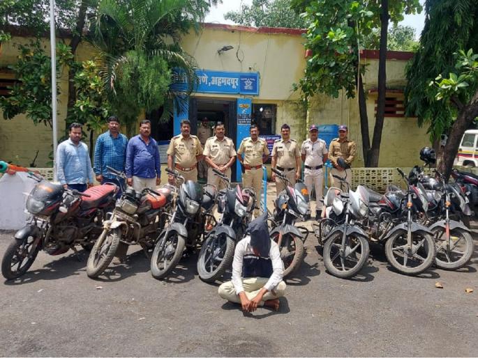 Two-wheeler thieves jailed in police night patrolling; 3 lakh worth of goods seized including seven two-wheelers | पोलिसांच्या नाईट पेट्रोलिंगमध्ये दुचाकीचोर जेरबंद; सात दुचाकींसह ३ लाखांचा मुद्देमाल जप्त Two-wheeler thieves jailed in police night patrolling; 3 lakh worth of goods seized including seven two-wheelers | पोलिसांच्या नाईट पेट्रोलिंगमध्ये दुचाकीचोर जेरबंद; सात दुचाकींसह ३ लाखांचा मुद्देमाल जप्त