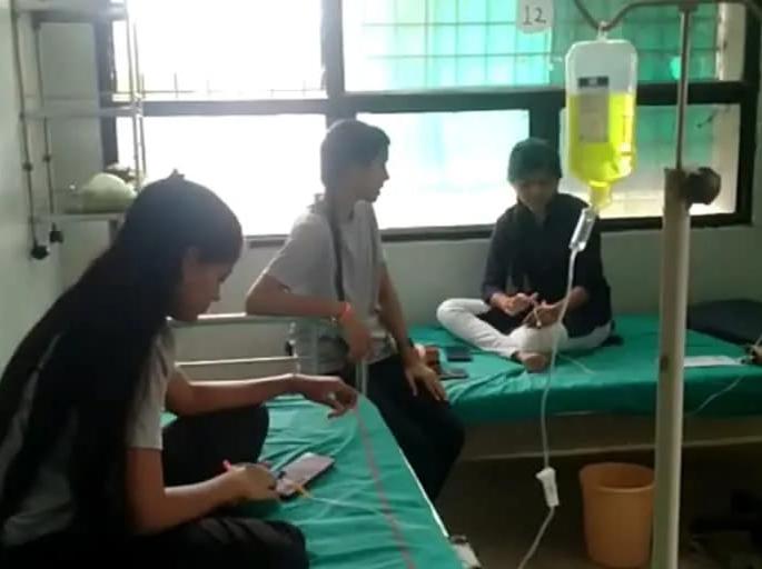25 female students of Siddheshwar Women's Polytechnic College in Solapur have been poisoned by food | सोलापुरातील सिद्धेश्वर वुमन्स पॉलिटेक्निकल महाविद्यालयातील २५ विद्यार्थिनींना अन्नातून विषबाधा 25 female students of Siddheshwar Women's Polytechnic College in Solapur have been poisoned by food | सोलापुरातील सिद्धेश्वर वुमन्स पॉलिटेक्निकल महाविद्यालयातील २५ विद्यार्थिनींना अन्नातून विषबाधा