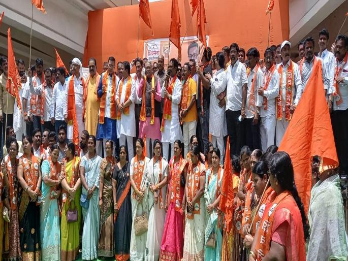 Shiv Sainiks on the streets in Aurangabad to protest the arrest of Sanjay Raut by ED | 'ईडी'ला जाब विचारणार; संजय राऊत यांच्या अटकेच्या निषेधार्थ औरंगाबादेत शिवसैनिक रस्त्यावर Shiv Sainiks on the streets in Aurangabad to protest the arrest of Sanjay Raut by ED | 'ईडी'ला जाब विचारणार; संजय राऊत यांच्या अटकेच्या निषेधार्थ औरंगाबादेत शिवसैनिक रस्त्यावर