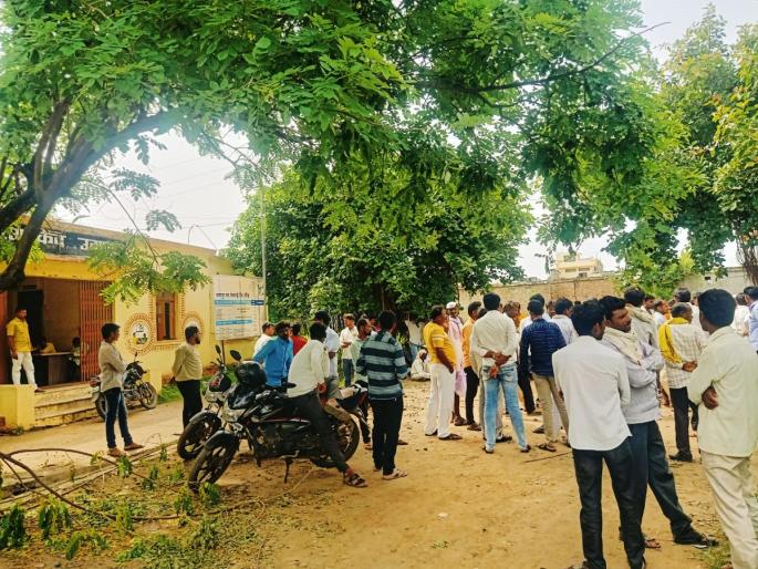 The body of the married women was found hanging; Maher's allegation of murder | गळफास घेतलेल्या अवस्थेत आढळला विवाहितेचा मृतदेह; खून झाल्याचा माहेरच्यांचा आरोप  The body of the married women was found hanging; Maher's allegation of murder | गळफास घेतलेल्या अवस्थेत आढळला विवाहितेचा मृतदेह; खून झाल्याचा माहेरच्यांचा आरोप